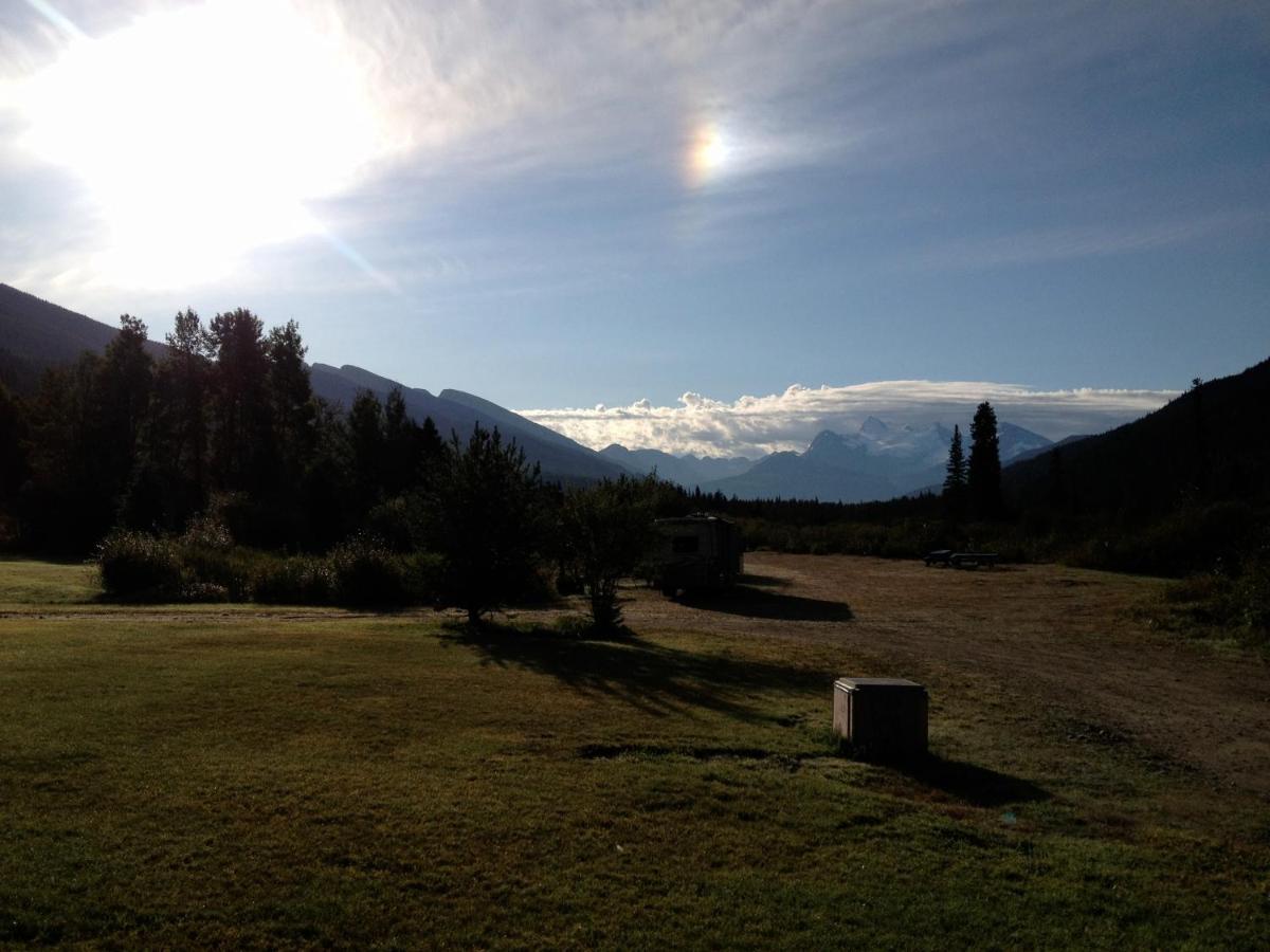Summit River Lodge & Campsites Valemount Kültér fotó