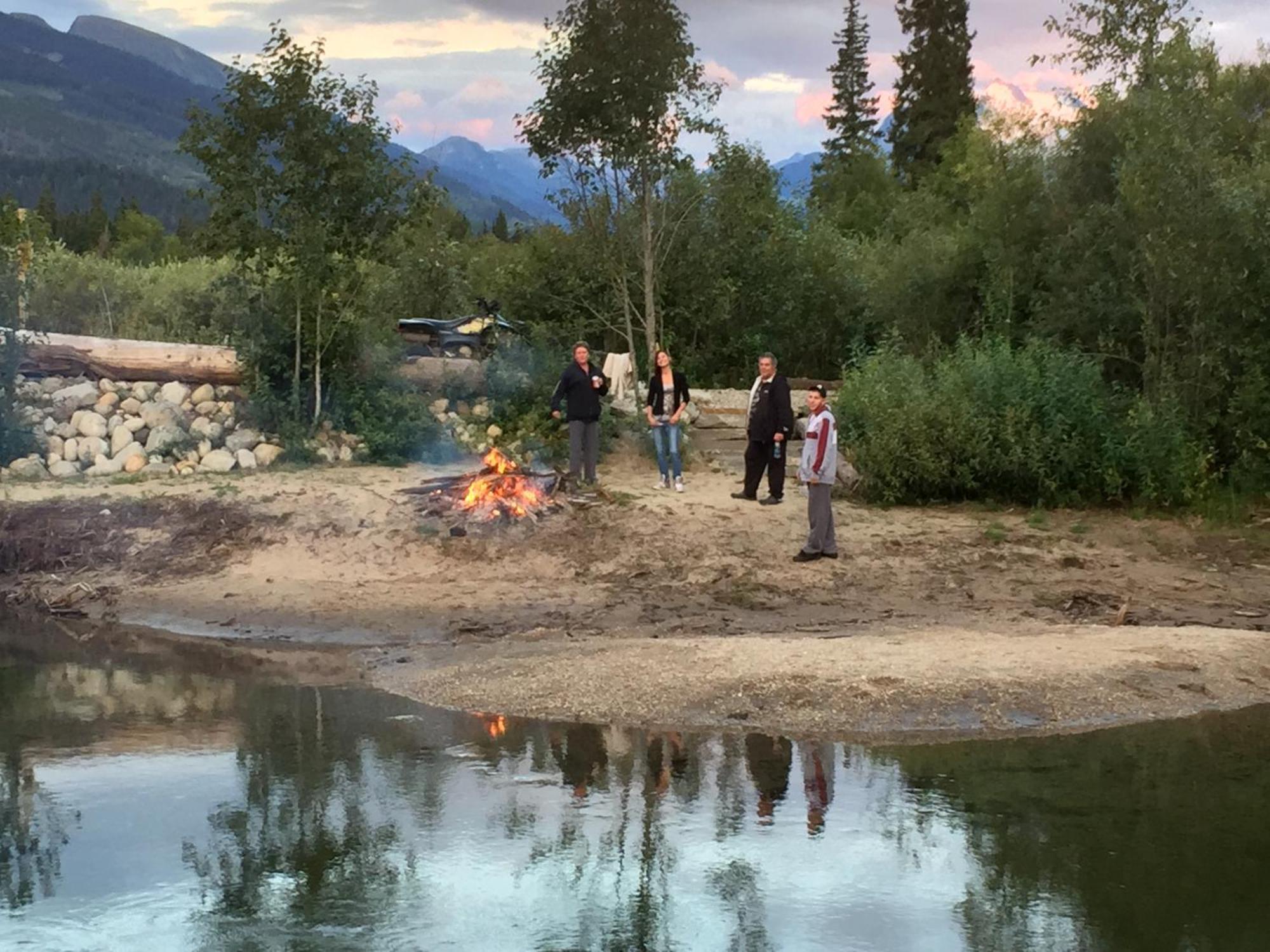 Summit River Lodge & Campsites Valemount Kültér fotó